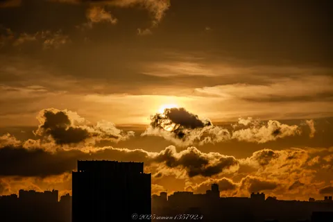 城市夕陽落日與金邊暮雲 封面