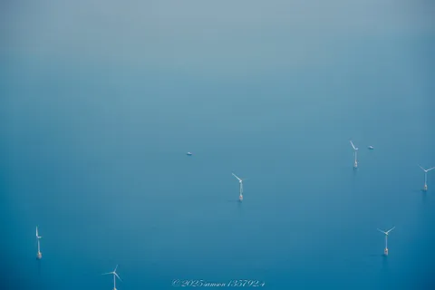 機窗俯瞰海洋離岸風力發電場 封面