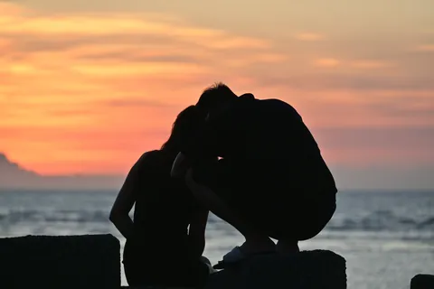 海邊夕陽情侶暮色剪影 封面