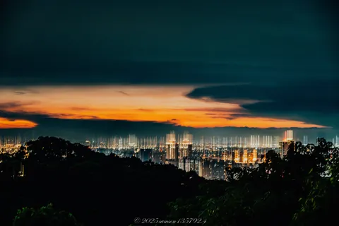 俯瞰城市夜景與飛機光軌 封面